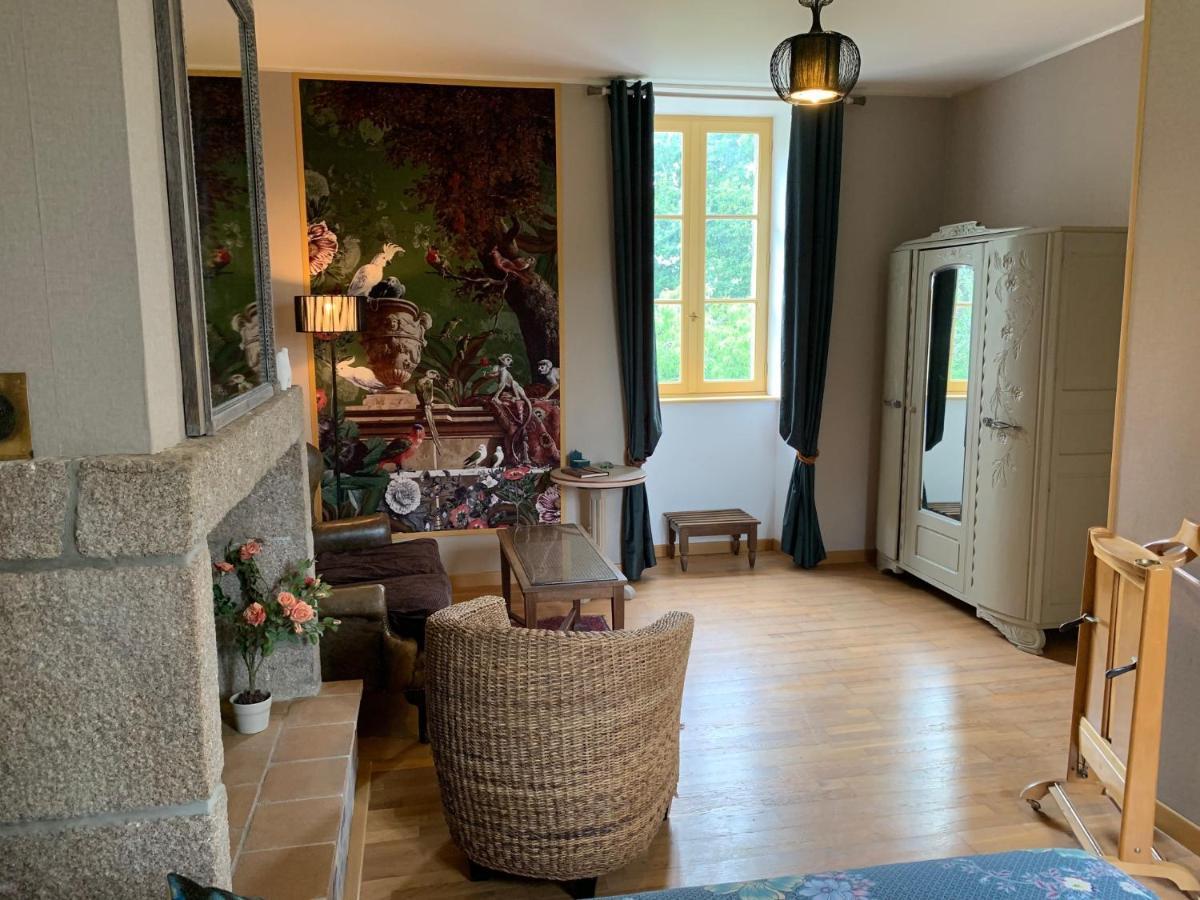 Bed and Breakfast Le Petit Manoir Isigny-le-Buat Exterior foto