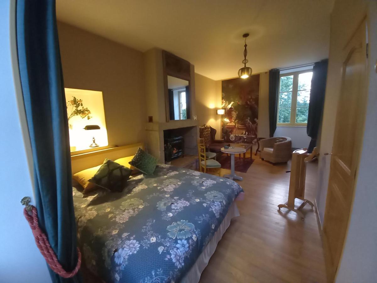 Bed and Breakfast Le Petit Manoir Isigny-le-Buat Exterior foto